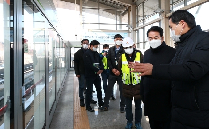 지난해 2월 백군기 용인시장이 시 관계자들과 함께 스크린도어 운영 상황을 점검하고 있다.(사진=용인시 제공)