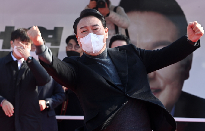  국민의힘 윤석열 대선 후보가 8일 제주시 동문시장 일대에서 열린 ‘제주와 함께 승리합니다’ 제주도 거점유세에서 어퍼컷 세리머니를 하고 있다. (사진=공동취재/연합뉴스 제공)