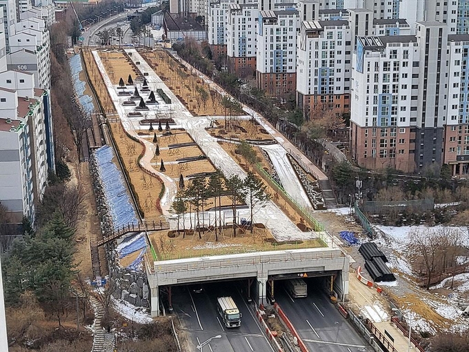 분당~수서 도로 상부 1.6㎞ 공원화 공사 한창…내년 6월 완공. (사진=연합뉴스/성남시 제공)
