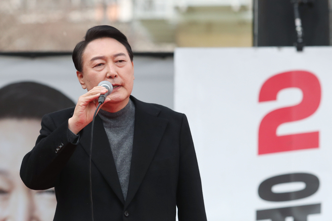  국민의힘 윤석열 대선후보가 8일 오후 부산 연제구 온천천 앞 유세 현장에서 지지를 호소하고 있다. (사진=공동취재/연합뉴스)