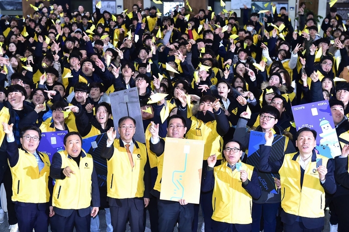 2019년 2월 18일 인천시청에서 열린 ‘인천e음 전자상품권 서포터즈 발대식’에서 박남춘 시장(앞줄 가운데)이 대학생 서포터즈와 인천e음 카드의 성공을 기원하는 종이비행기를 날리고 있다. ( 사진 = 인천시 제공 )