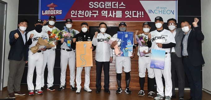 2021년 3월 25일 박남춘 시장(가운데)이 인천 SSG 랜더스필드에서 SSG랜더스 신규 영입선수들에게 인천e음 카드를 선물하고 기념촬영을 하고 있다. ( 사진 = 인천시 제공 )