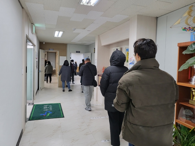 매산동 제1투표소 5층에서 사람들이 투표를 하기 위해 줄을 서고 있다. (사진= 이명호 기자)
