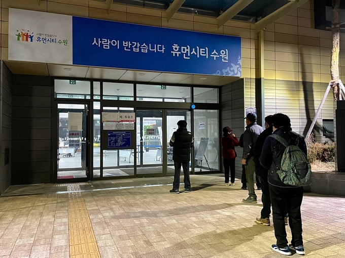 영화동 행정복지센터 3층에 위치한 영화동 제1투표소에서 유권자들이 투표소 개장을 기다리고 있다. (사진=강현수 수습기자)