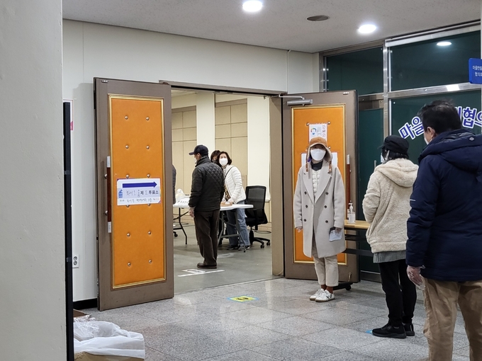 수원시 화서1동 주민센터(3층, 대회의실)에 위치한 화서1동 제1투표소를 찾은 시민들이 바닥에 부착된 스티커에 맞춰 거리두기를 지키는 모습. (사진=김한별 기자)