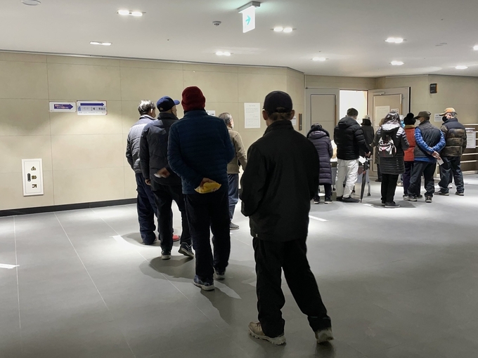 유권자들이 줄지어 투표를 기다리고 있다. (사진=강현수 수습기자)