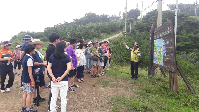 지질공원 해설사들이 방문객들에게 설명을 하고 있다. ( 사진 = 인천시 제공 )