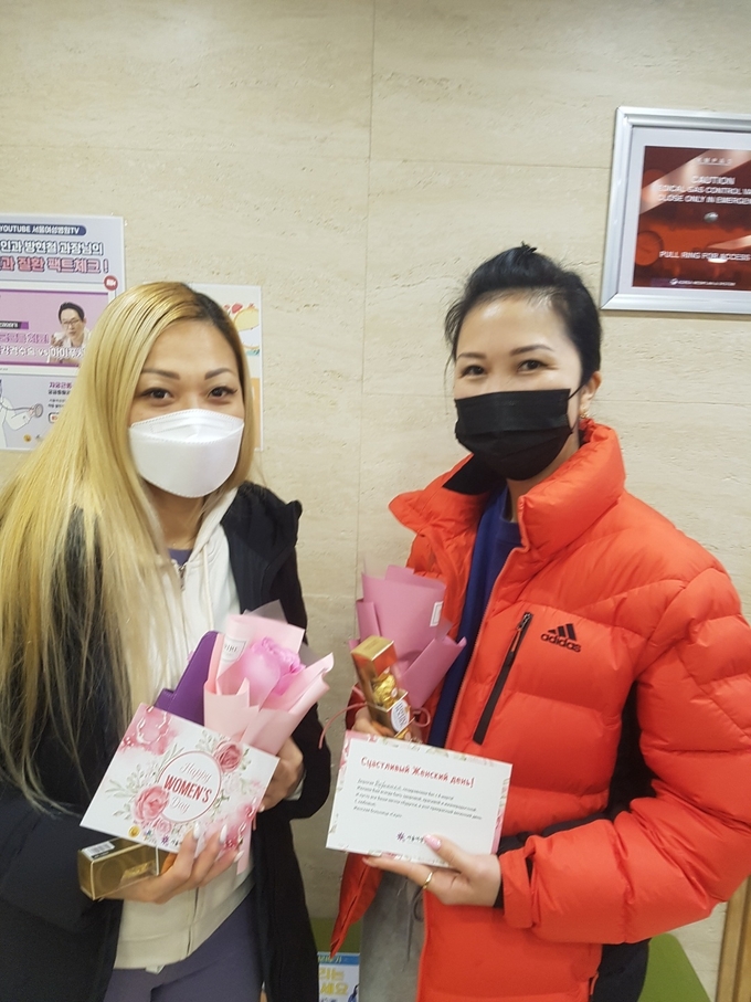 서울여성병원은 외국인 내원객들이 세계여성의 날을 맞아 장미꽃 등 선물을 전달했다. ( 사진 = 서울여성병원 제공 )