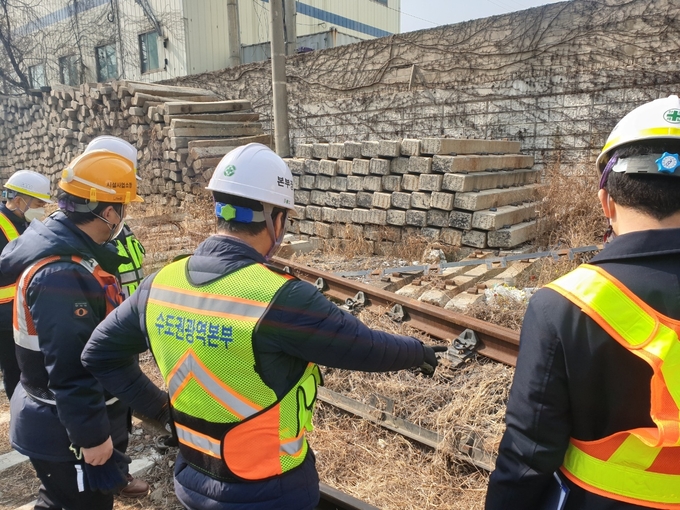 한국철도 수도권광역본부는 봄철 해빙기 안전점검을 시행하고 있다.(사진= 한국철도 수도권광역본부 제공)