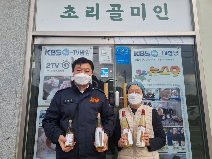 파주소방서가 '최행숙 전통주가'에서 생산한 상품 라벨에 소방관련 이색 이미지를 삽입해 관심을 끌고 있다.(사진=파주소방서 제공) 