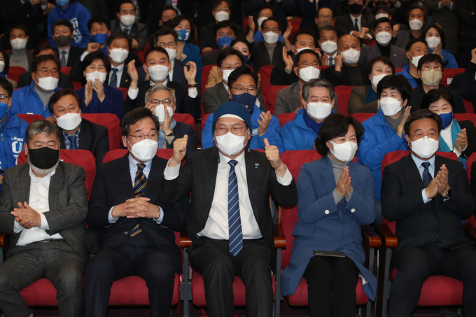 더불어민주당 이낙연 총괄선대위원장과 송영길 대표, 윤호중 원내대표, 추미애 명예선대위원장 등 당 지도부가 9일 오후 서울 여의도 국회 의원회관 개표 상황실에서 방송 3사 출구조사 결과를 지켜보며 환호하고 있다. (사진=공동취재/연합뉴스)