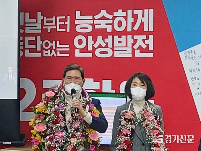 김학용 국회의원 당선자가 당선 소감문을 지지자들에게 전하고 있다.(사진=정성우 기자)