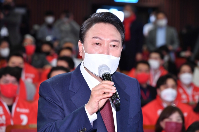 윤석열 제20대 대통령 당선인이 10일 새벽 서울 여의도 국회도서관에 마련된 '국민의힘 제 20대 대통령선거 개표상황실'을 찾아 소감을 말하고 있다. (사진=국회사진기자단/연합뉴스 제공)