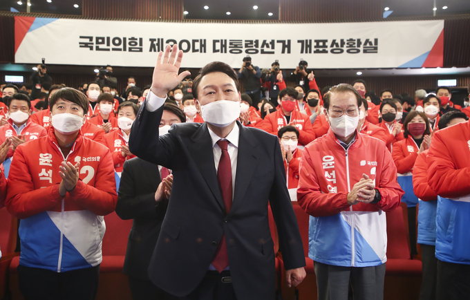 윤석열 제20대 대통령 당선인이 10일 새벽 서울 여의도 국회도서관에 마련된 '국민의힘 제 20대 대통령선거 개표상황실'에서 인사하고 있다. (사진=국회사진기자단/연합뉴스 제공)