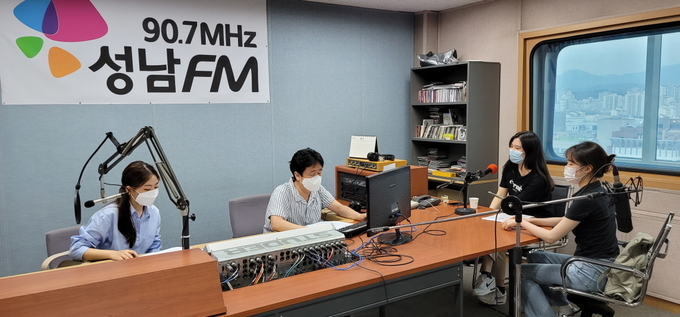 성남FM 청상 라디오 방송이 진행되고 있다. (사진=성남시청소년재단 제공)
