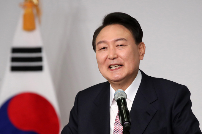  윤석열 대통령 당선인이 10일 오전 서울 여의도 국회에서 당선 인사 기자회견을 하고 있다. (사진=국회사진기자단/연합뉴스 제공)