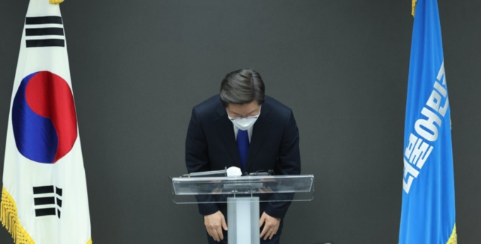 패배 선언 후 인사하는 이재명 후보 