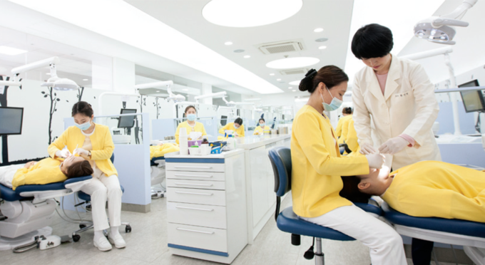 종합병원에서 현장맞춤형 임상실습을 하고 있는 경복대 치위생과 학생들.(사진=경복대 제공)