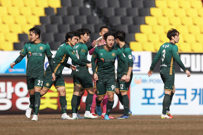 프로축구 K리그1 5라운드와 K리그2 4라운드가 이번 주말 펼쳐진다. 사진은 K리그2에서 돌풍을 일으키고 있는 김포FC 선수들의 모습. (사진=한국프로축구연맹 제공)