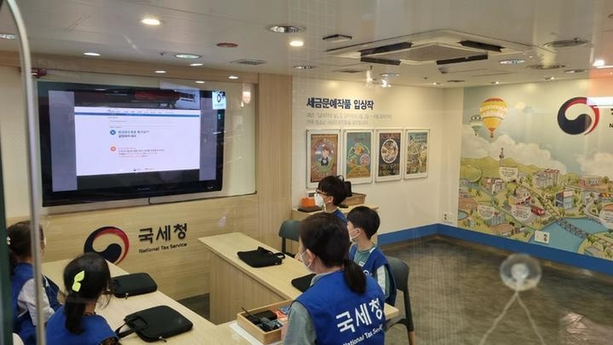 국세청이 어린이 직업체험시설과 손잡고 미래 납세자인 어린이를 위한 눈높이 세금 교육을 진행한다. (사진=국세청 제공)