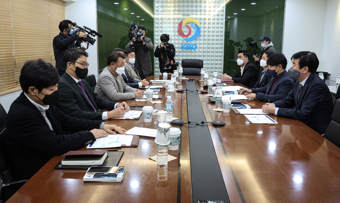 11일 오전 서울 강남구 KBO 사무실에서 열린 제4차 KBO 이사회에서 이사진들이 회의 시작을 기다리고 있다. (사진=연합뉴스)