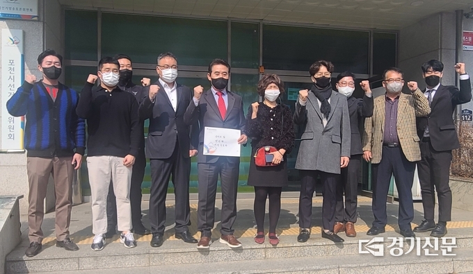 예비후보 등록을 한 백영현 전 소흘읍장이 지지자들과 함께 화이팅을 외치고 있다. (사진=문석완 기자)