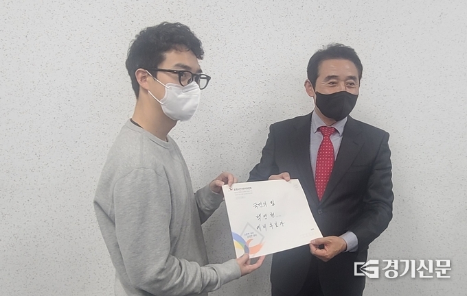 백영현 전 소흘읍장이 제출할 서류를 들고 기념촬영하고 있다. (사진=문석완 기자)