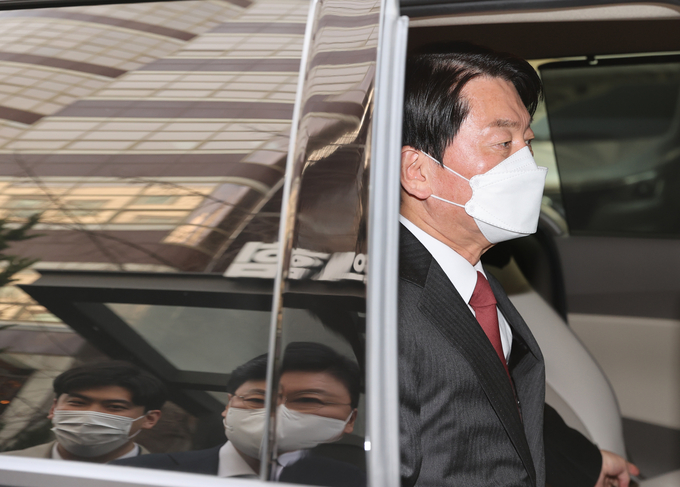 국민의당 안철수 대표가 11일 오후 서울 여의도 국민의힘 당사에 마련된 윤석열 대통령 당선인 사무실에서 윤 당선인과의 '도시락 오찬'을 마치고 장제원 의원의 배웅을 받으며 나서고 있다. (사진=국회사진기자단/연합뉴스)