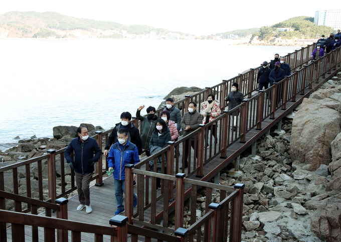 홍인성 구청장이 지역주민 등 관계자와 함께 용유.무의 해안가에 조성된 둘레길을 돌아보고 있다. ( 사진 = 중구 제공 )