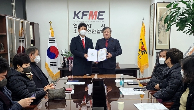 유영일 전 안양시 민원 보좌관이 안양시 소 상공인 연합회로 부터 감사장을 받고 있다.(사진=안양시 제공)