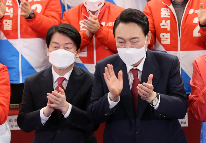윤석열 제20대 대통령 당선인이 10일 새벽 서울 여의도 국회도서관에 마련된 '국민의힘 제 20대 대통령선거 개표상황실'을 찾아 박수를 치고 있다. 왼쪽은 국민의당 안철수 대표. (사진=국회사진기자단/연합뉴스)