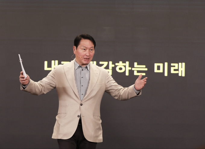 최태원 SK회장이 11일 서울 을지로SK텔레콤 본사 수펙스홀에서 SK텔레콤 AI관련 구성원들과 AI 사업을 중심으로 한 회사의 비전과 개선 과제 등에 대해 자유롭게 토론했다. (사진=SKT 제공)