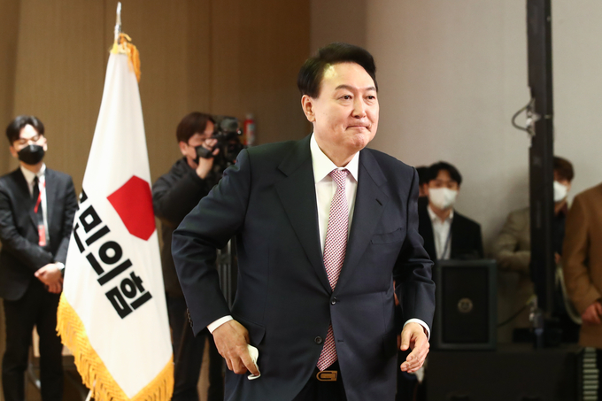 윤석열 대통령 당선인이 10일 오후 서울 여의도 국회 도서관에서 열린 국민의힘 대선 선거대책본부 해단식에 참석해 단상으로 올라오고 있다. (사진=국회사진기자단/연합뉴스)