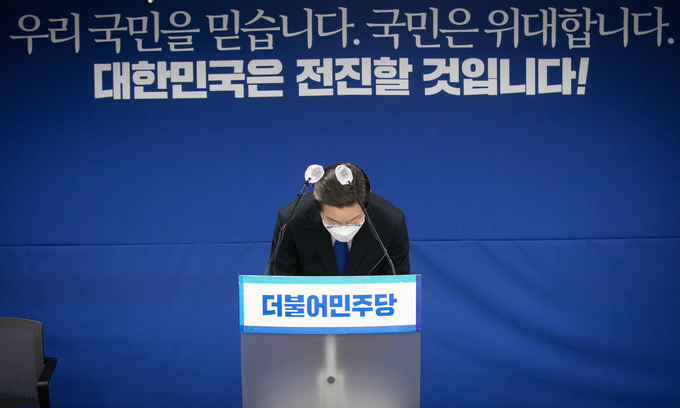 대선에서 패배한 더불어민주당 이재명 후보가 10일 오후 서울 여의도 중앙당사에서 열린 선대위 해단식에 참석해 인사말을 마친 뒤 인사하고 있다. (사진=국회사진기자단/연합뉴스)