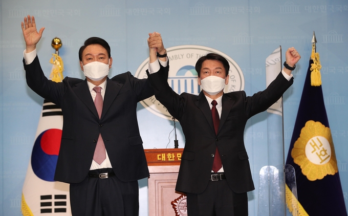윤석열 대통령 당선인과 국민의당 안철수 대표가 2022년 3월 3일 오전 국회 소통관에서 단일화 기자회견을 마친 뒤 포즈를 취하고 있다. (사진=연합뉴스/자료사진)