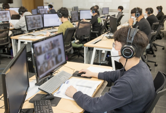 지난해 하반기 온라인 직무적성검사(GSAT)를 앞두고 감독관들이 응시자들을 대상으로 예비소집을 진행한 모습. (사진=삼성전자 제공)