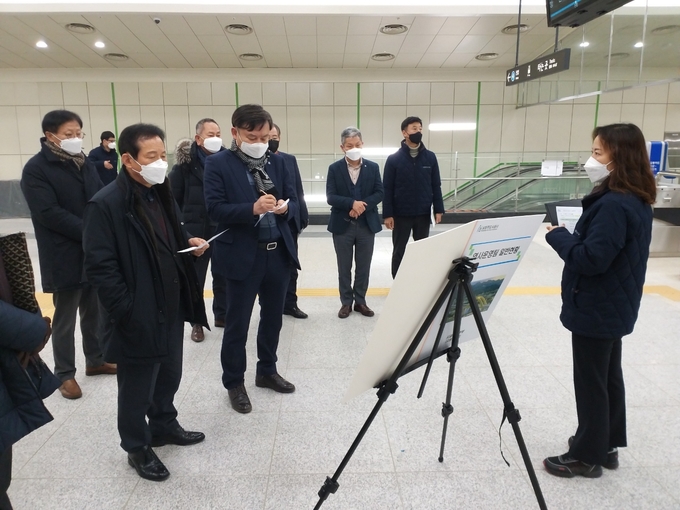 남양주도시공사 신동민 사장이 역사 개통전 사전 점검을 하면서 공사 교통사업처 조윤정 처장으로 부터 보고를 받고 있다.(사진=남양주도시공사 제공)