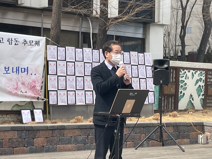 유정복 전 인천시장이 무연고 사망자들을 위한 추도사를 낭독하고 있다. ( 사진 = 조경욱 기자 )