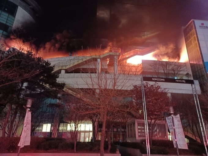 12일 새벽 4시 5분쯤 부천시 상동 소재의 한 복합 쇼핑몰에서 화재가 발생해 소방당국이 진화에 나섰다. (사진=경기도소방재난본부 제공)
