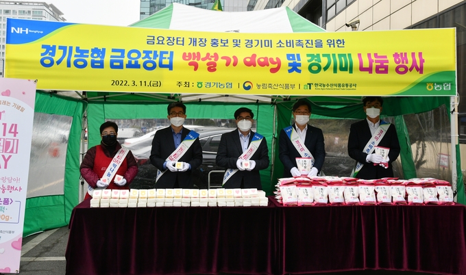 경기농협이 지난 11일 금요 직거래장터에서 쌀 소비촉진을 위한 백설기 데이 이벤트를 실시했다. (사진=경기농협 제공) 
