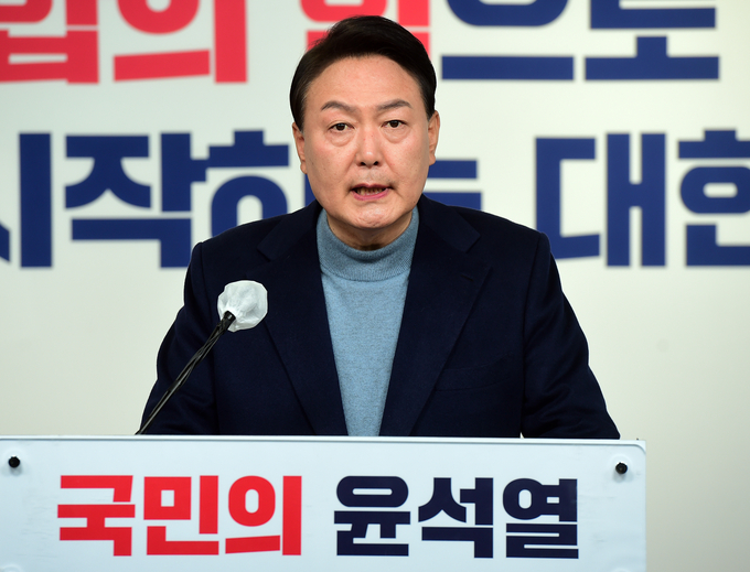 윤석열 대통령 당선인이 13일 오후 서울 여의도 국민의힘 당사에서 대통령직인수위원회 위원장 및 부위원장 인선 결과를 발표하고 있다.<br>
(사진=연합뉴스 제공)