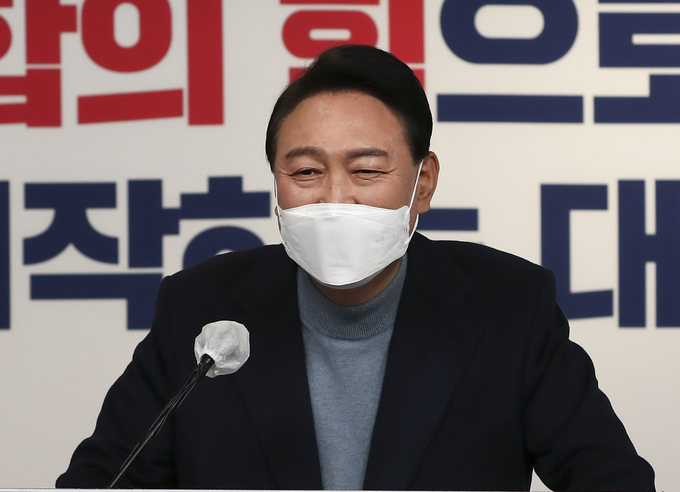 윤석열 대통령 당선인이 13일 오후 서울 여의도 국민의힘 당사에서 대통령직인수위원회 위원장 및 부위원장 인선 결과를 발표한 뒤 취재진의 질문에 답하고 있다. (사진=국회사진기자단/연합뉴스 제공)