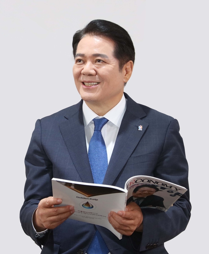 최대호 안양시장이 중· 고교 신입생에 대한 체육복과 교복 구입비용을 올해도 지원하기로 했다.(사진=안양시 제공)