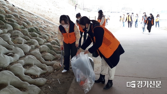 발대식이 끝난 후 포천천 환경정화활동을 하였다. (사진=자원봉사센터 제공)