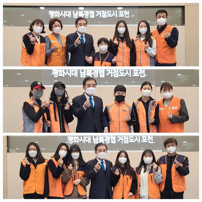 패밀리 봉사단 가족별로 박윤국 이사장과 기념촬영하였다. (사진=문석완 기자)
