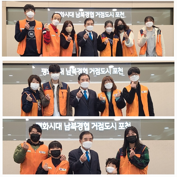 패밀리 봉사단 가족별로 박윤국 이사장과 기념촬영하였다. (사진=문석완 기자)