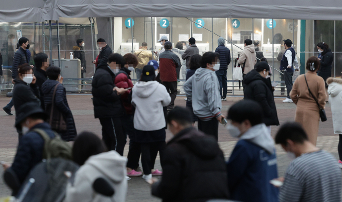 검사 기다리는 시민들 (사진=연합뉴스/자료사진)