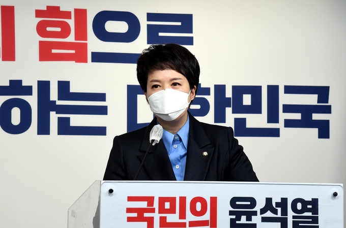  김은혜 당선인 대변인이 13일 여의도 국민의힘 당사에서 오후에 인수위 인선안을 발표할 것이라고 브리핑하고 있다. (사진=국회사진기자단/연합뉴스 제공)