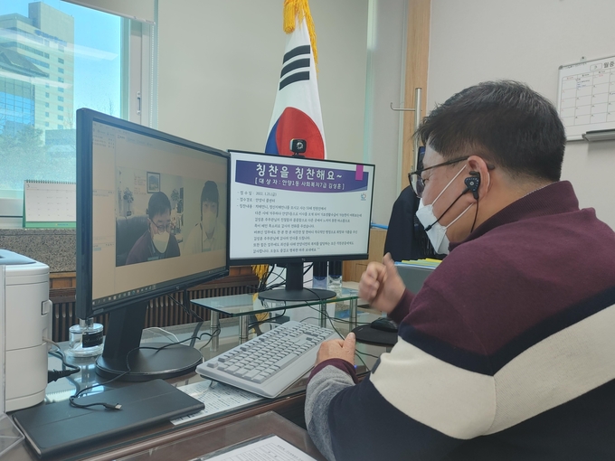 김산호 구청장이 코로나19 지원과 선거업무로 지친 직원들을 격려하고 있다.