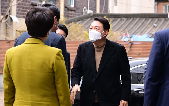 윤석열 대통령 당선인이 14일 오전 서울 종로구 통의동 금융감독원 연수원에 마련된 당선인 집무실로 출근하고 있다. (사진=국회사진기자단/연합뉴스 제공)